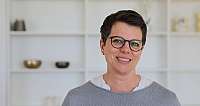 Bild von Anja Bunks, sie lächelt in die Kamera