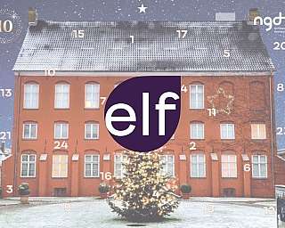 Schneebedecktes Gebäude mit Weihnachtsbaum im Innenhof.