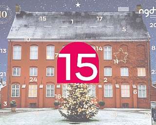 Ein rotes Haus im Schnee mit Weihnachtsbaum und Adventszahlen.