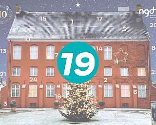 Ein rotes Haus mit Weihnachtsbaum im Schnee, Adventskalender-Design.