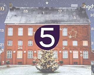 Rotes Gebäude mit Weihnachtsbaum im Schnee, Adventskalender-Design.