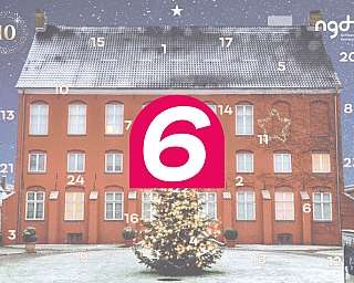 Ein rotes Haus im Schnee mit einem beleuchteten Weihnachtsbaum.