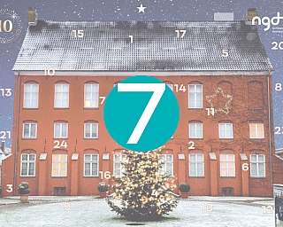 Adventskalender mit einem roten Haus und einem beleuchteten Weihnachtsbaum.
