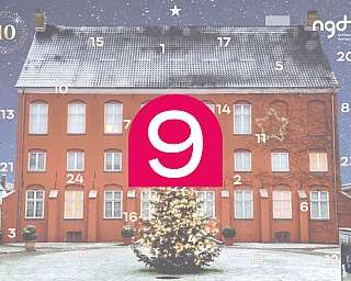 Ein rotes Haus im Schnee mit einem Weihnachtsbaum und Adventszahlen.