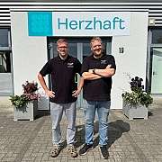 Zwei Männer vor Firmengebäude