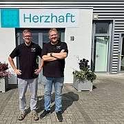 Zwei Männer vor Firmengebäude