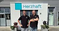 Zwei Männer vor Firmengebäude