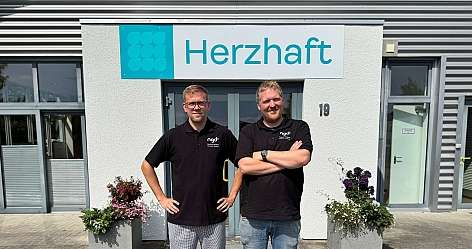 Zwei Männer vor Firmengebäude