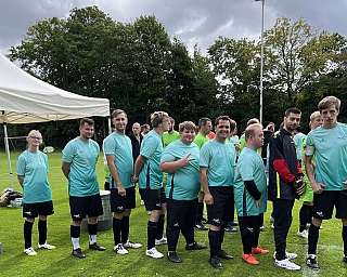 Die Mannschaft steht auf dem Rasen und wartet, dass das Spiel beginnt.