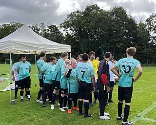 Die Mannschaft steht auf dem Rasen und wartet, dass das Spiel beginnt.