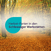 Waldweg mit buntem Herbstlaub bedeckt und Bäumen mit gelben Blättern