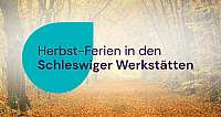 Waldweg mit buntem Herbstlaub bedeckt und Bäumen mit gelben Blättern