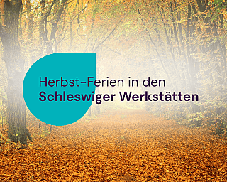 Waldweg mit buntem Herbstlaub und Herbstferien Text