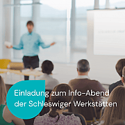 Person hält Vortrag vor anwesendem Publikum in hellem Raum
