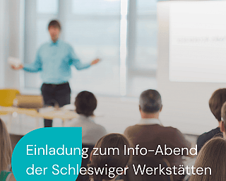 Raum mit vielen Menschen, eine Person steht vor den Menschen und erzählt etwas.
