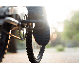 Race across 2026 Ausschnitt von einem Fahrrad mit einer Person drauf.